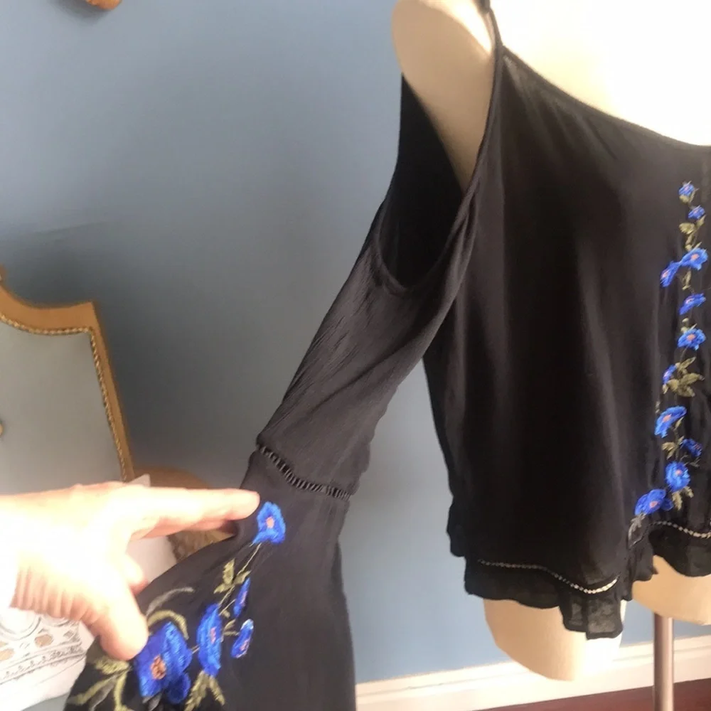 AEO black cold shoulder oversized cropped embroidered long sleeves top size M - Picture 10 of 14